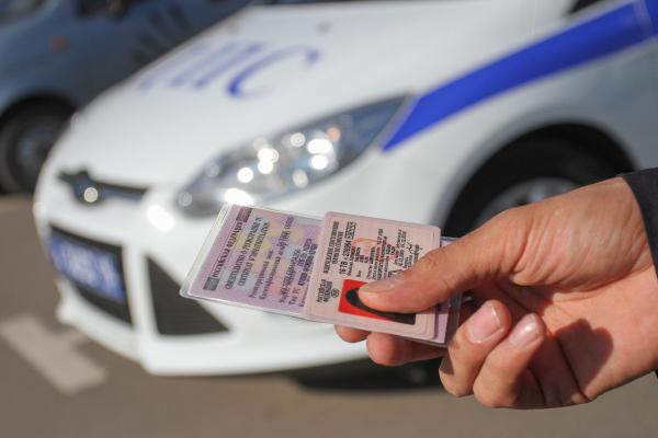 30 – летняя автоледи предъявила полицейским поддельные права на Ставрополье